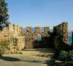 Alte Festungsmauer oberhalb des Hafens