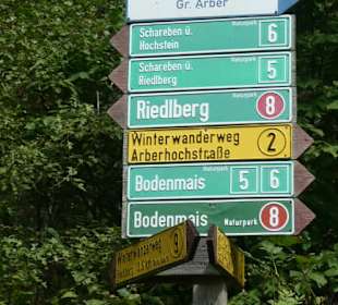 Wanderung zu wilden Bächen und hohen Wasserfällen
