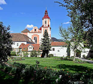 Ansicht der Stiftskirche von der angrenzeden Parka