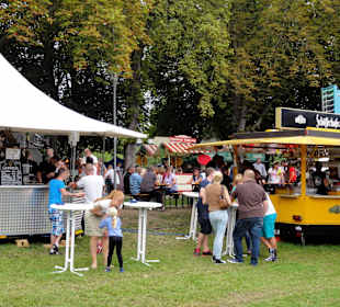 Getränkestände am Ufer der Fulda