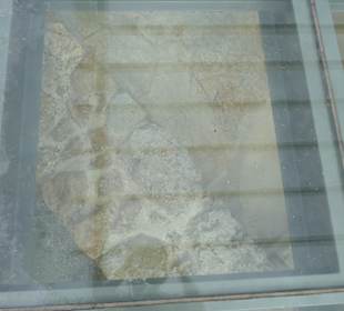 Glasabdeckung ,darunter Ausgrabung