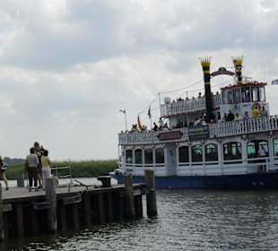 Schaufelraddampfer im Hafen von Zingst.