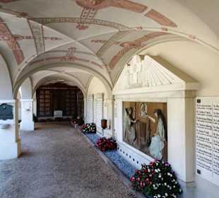 Arkaden des Stadtfriedhofes Brixen