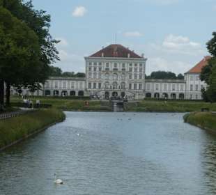 Über die Auffahrtsallee zum Schloss Nymphenburg