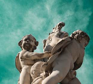 Памятник рядом