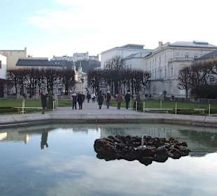 Im Garten von Schloss Mirabell mit Festungsblick