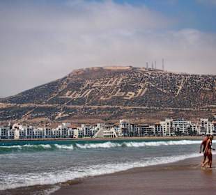 Strand von Agadir mit Wahrzeichen der Stadt