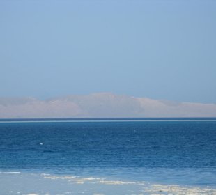 Meer mit Gebirge im Hintergrund