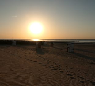 Sonnenuntergang am Sandstrand von Döse