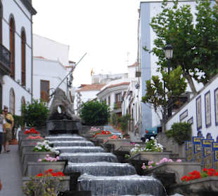 Firgas plätschert den Paseo de Gran Canaria hinab