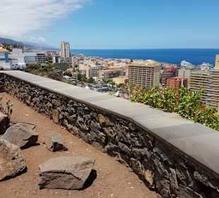 Relativ niedrige Absperrmauer