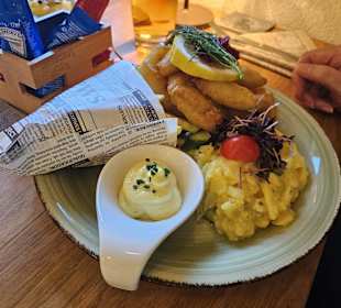 Fish & Chips mit Kartoffelsalat und Pommes