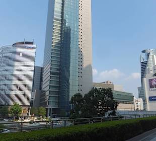 Budynek z placu przed dworcem Nagoya.
