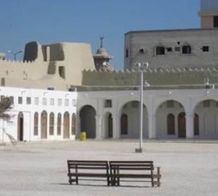 Weiße Gebäude und sandfarbene Lehmmauern