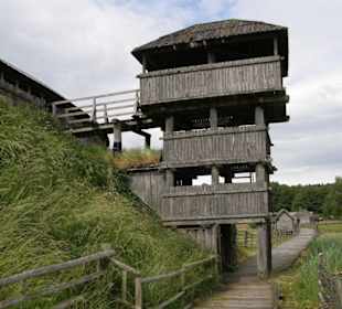 Burgwall mit Zugangsturm