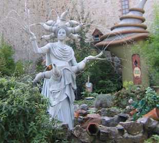 Wasserfigur vor Wuze Town