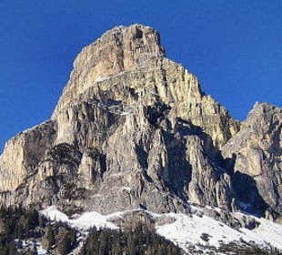 Sassongher im Winter von Süden