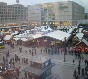 Blick auf den Weihnachtsmarkt aus dem Saturnmarkt