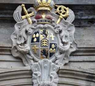 Wappen über dem Eingangsportal der Kirche
