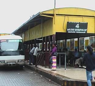 Warteraum neben Bus