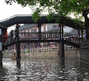Die Holzbrücke über den Kanal