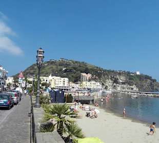 Hauptstrasse, Strand und Monte Vico