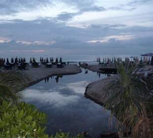 Слив отходов на пляже Сурин