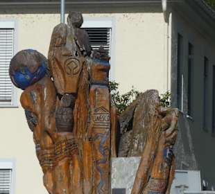 Die abgesägten Robinie wurde zur Baumskulptur