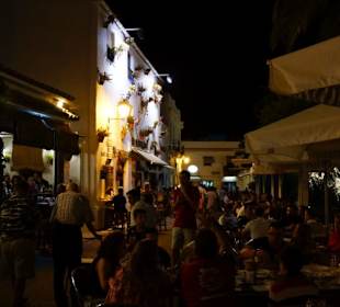 Altstadt Conil de la Frontera nachts ist viel los 