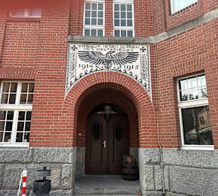 Inschrift an einem der Gebäude