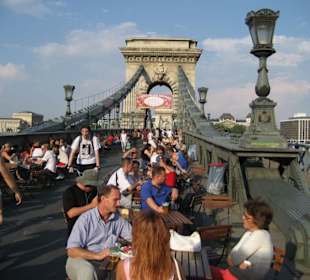 Sommer auf der Kettenbrücke (Juli - August)