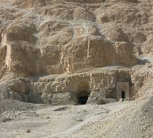 Gräber rechts vor dem Tempel