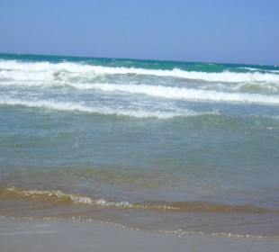 Schöner Sandstrand, sauber