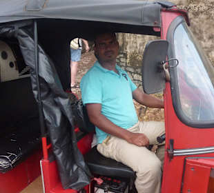Imtiyas mit seinem Tuk-Tuk
