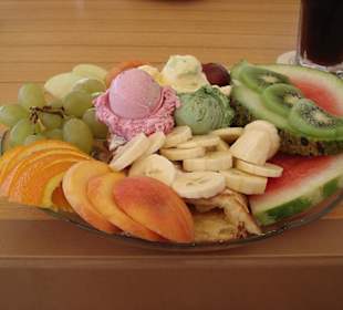 Pfannkuchen mit Eis und Obst