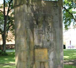Denkmal an der Kirche