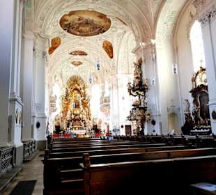 Beim Eingang in die Basilika