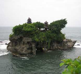 Der Tempel Tanah Lot auf der Felsspitze im Meer.