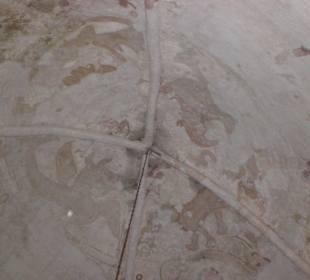 Deckenfresken aus der Bauzeit im Chorraum.