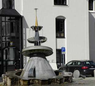 Sprudelnder Brunnen vor dem Finanzamt 