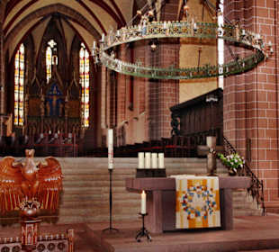 Altar und gotischer  Radleuchter