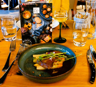 Gänsestopfleber auf Spargel