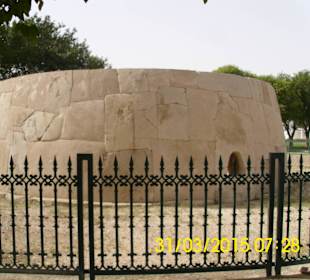 Im Hili Park / Grabmal