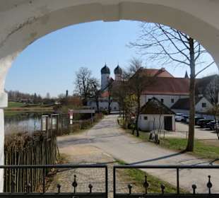 Zugang zur Kirche von Westen