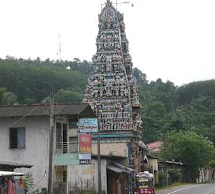 Hindu Tempel auf dem Weg zum Uda Walawe Nationalpark