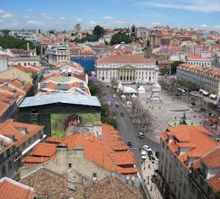Blick vom Elevador de Santo Justa auf den Rossio