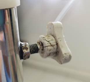 Schraube des Infusionsständers rechts