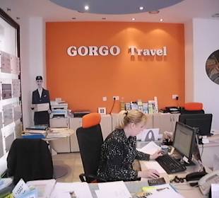 Deutschsprachige Mitarbeiterin bei der Arbeit