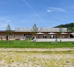 Blick vom Bodensee Richtung Strandbad-Gebäude