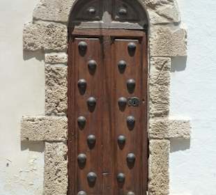 Schöne alte Tür in der Dalt Vila